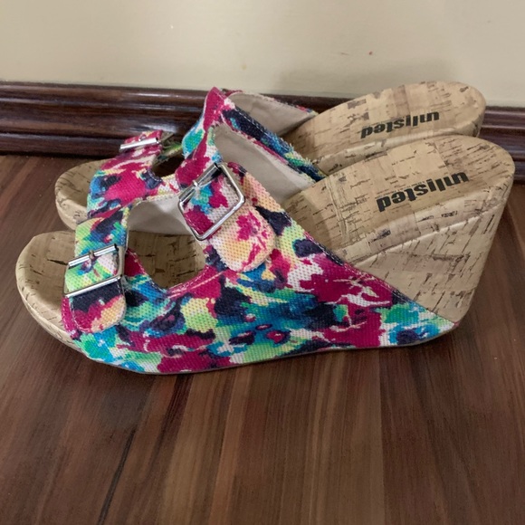 ⛄️CLEARANCE⛄️ 🌟HOST PICK🌟 Unlisted floral wedge sandals - Picture 5 of 7